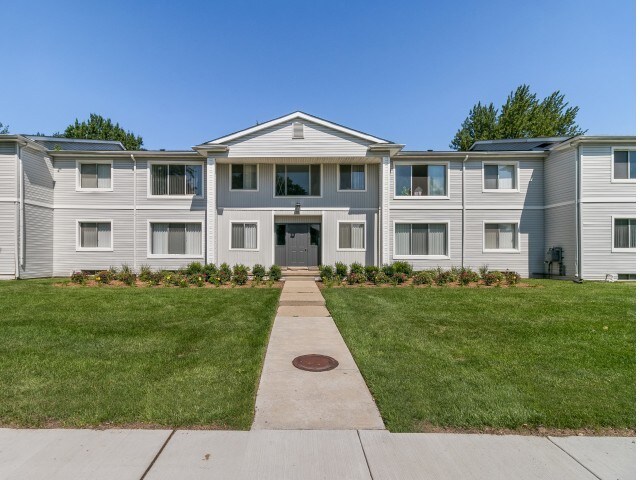 Bloomfield Square Apartments For Rent in Auburn Hills, MI