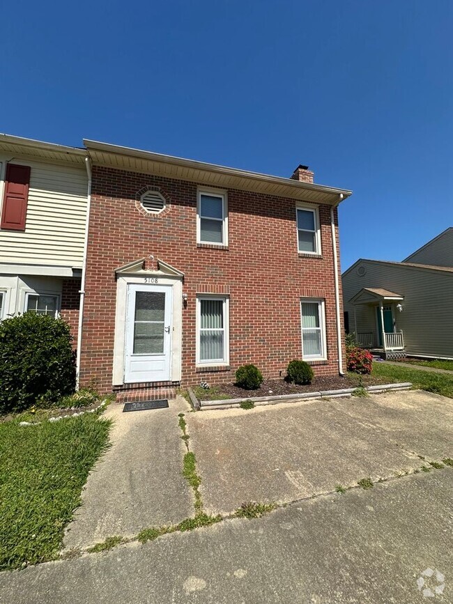 Building Photo - 2 Bedroom 1.5 Bath Townhome