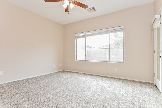 Photo - 15629 W MacKenzie Dr