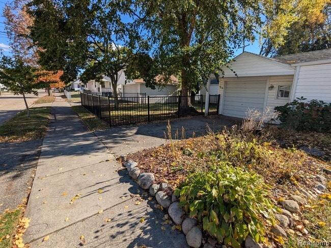 Photo - 1103 Mclean Ave