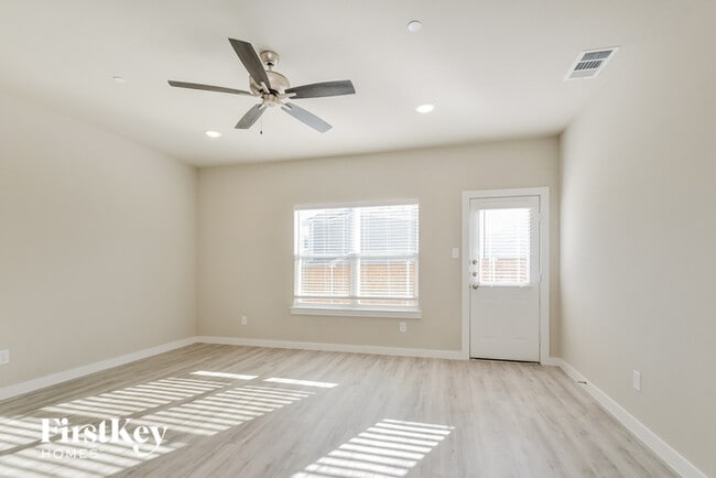 Photo - 620 Sophia Wy