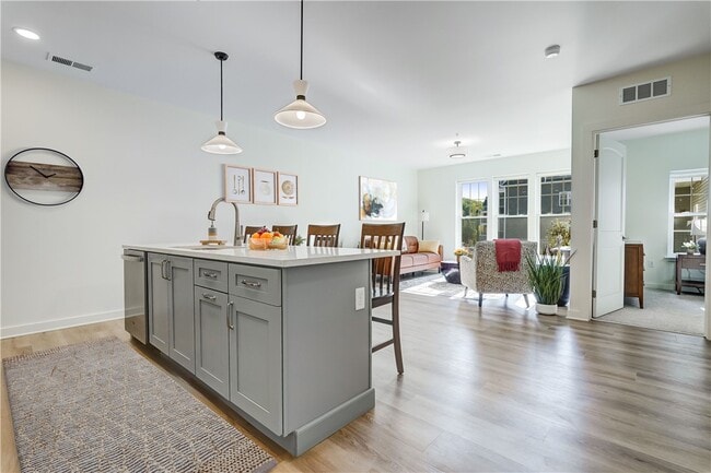 Building Photo - 160 School St