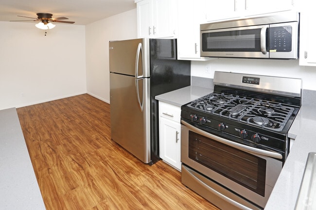 2BD, 2BA - 950 SF