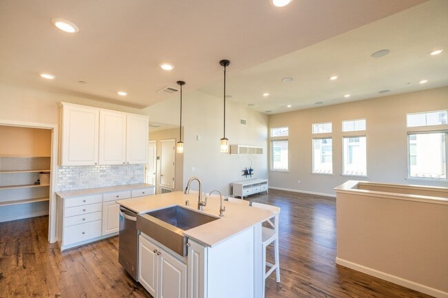 Photo - Beautiful two bedroom on Communication Hil... Unidad 2