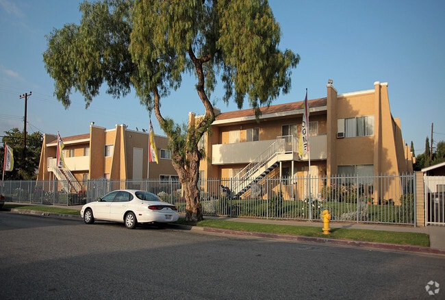 Building Photo - Lakewood Gardens Rental