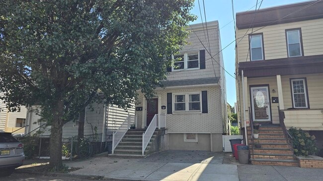 Building Photo - 120 W 13th St Unit 1