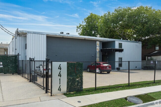 4414 Worth St