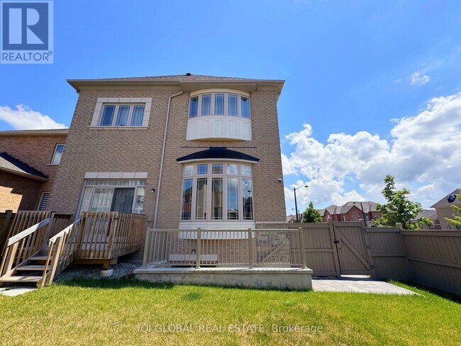 Photo - 82 Madoc Pl