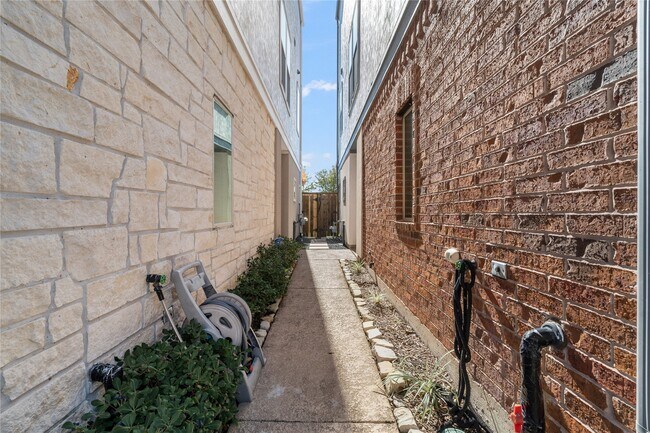 Photo - 6759 Highclere Manor Ln