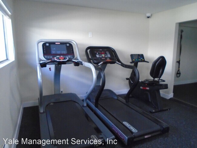 Photo - 18355 Collins St