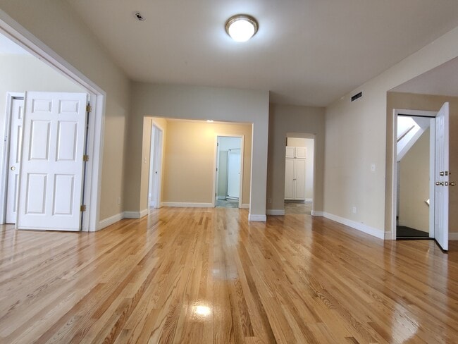 Building Photo - 49 Saint Marys St Unit 1