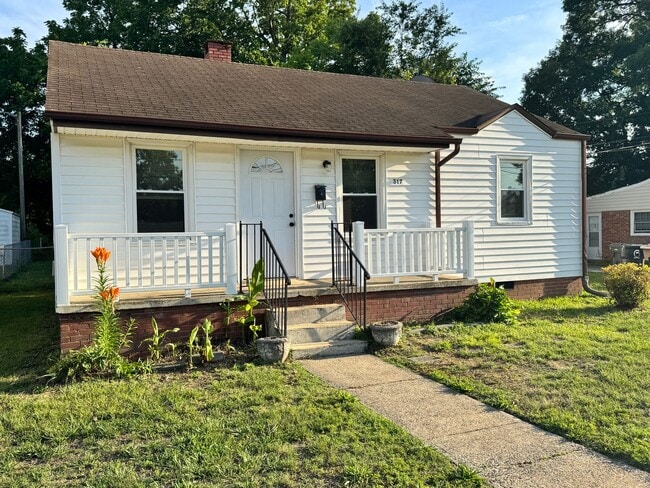 Building Photo - Recently updated spacious 2 bedroom with flex space and fenced backyard