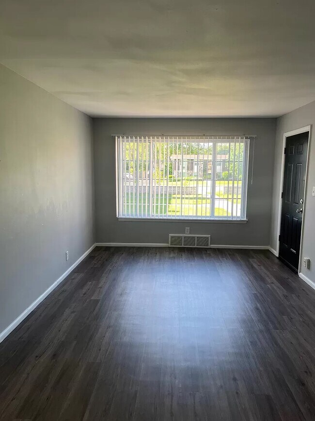 LR - N84W15464 Menomonee Ave Unit #2