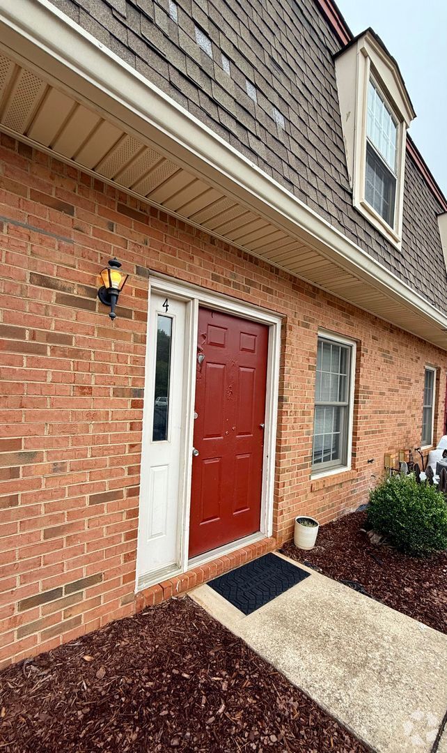 Building Photo - 2 bed / 1.5 bath townhome in Oakwood