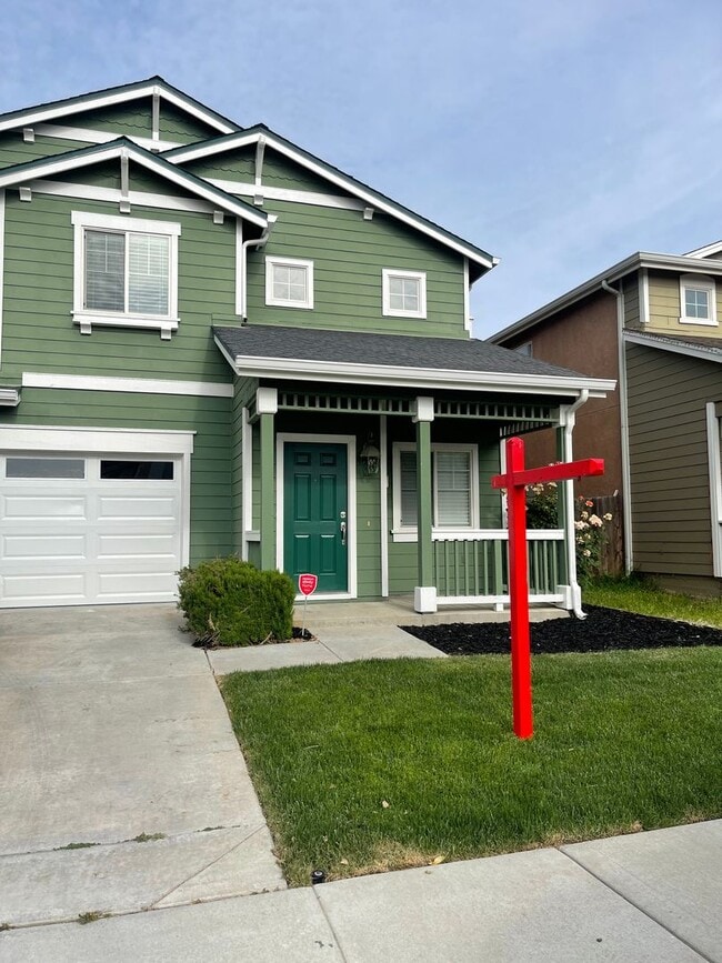 Building Photo - Beautiful 4 Bedroom 3 Bathroom with a pool