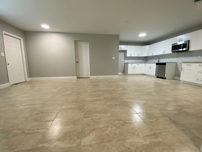Building Photo - 811 SW 12th Ct Rental