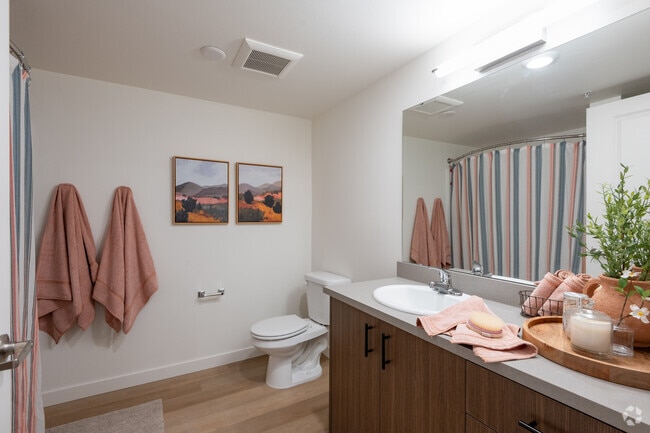 2BD, 2BA - 1,005-1,035SF