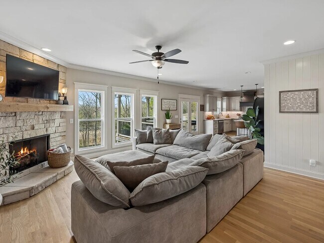 Photo - 230 Amana Dr
