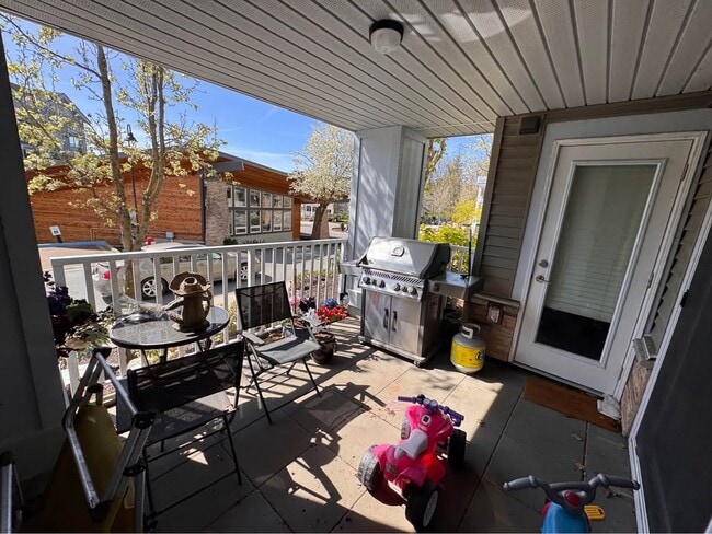 Building Photo - 6490 194 St Unit 6