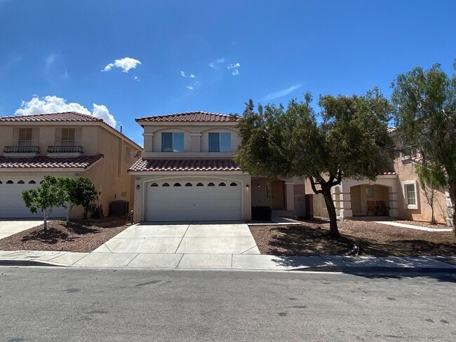 Building Photo - Great 4 bed/2.5 bath home located in the Southern area