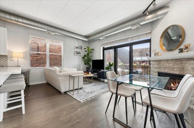 Building Photo - 1155 W Madison St Unit Apt 312