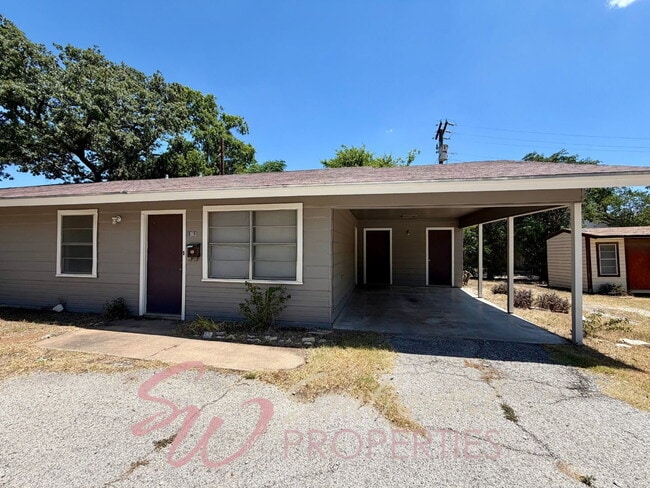 Photo - Location! Location! Easy walk to campus! 2 bedroom duplex! Unidad D