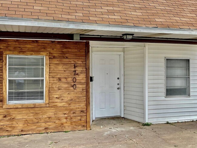 Photo - 1700 S Travis St Rental