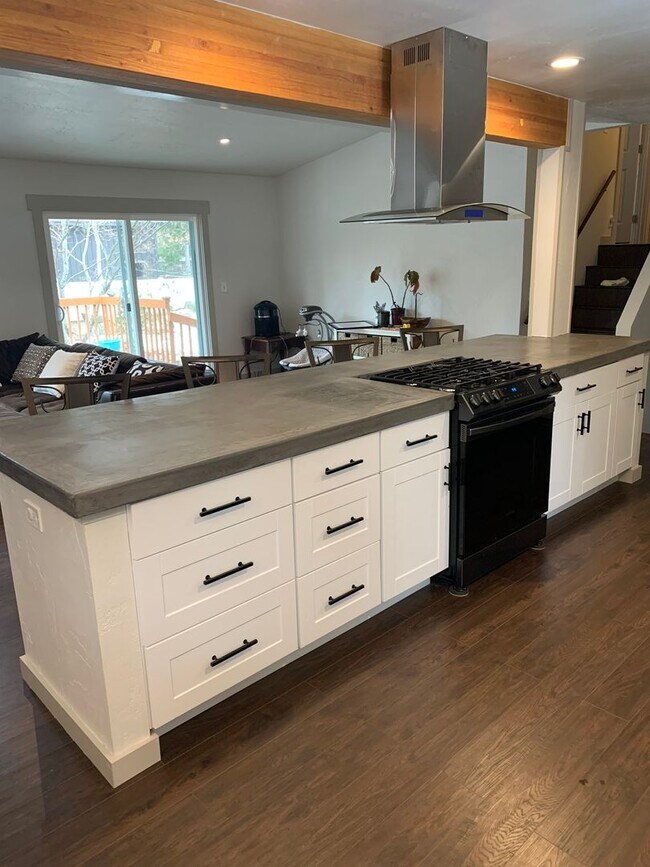 Emerald Estates 4 bed 2 bath with fenced yard House House Rental in