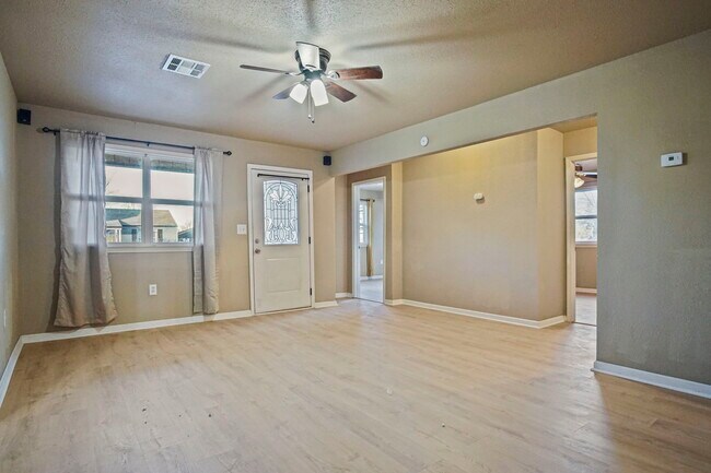 Photo - 704 NW 95th St