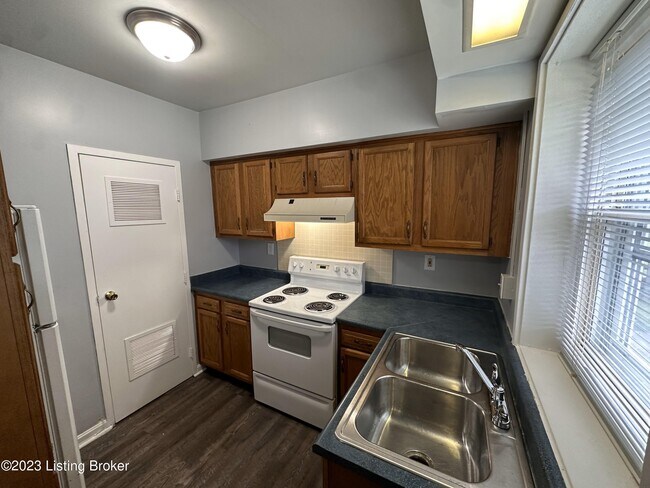 Photo - 1749 Algonquin Pkwy