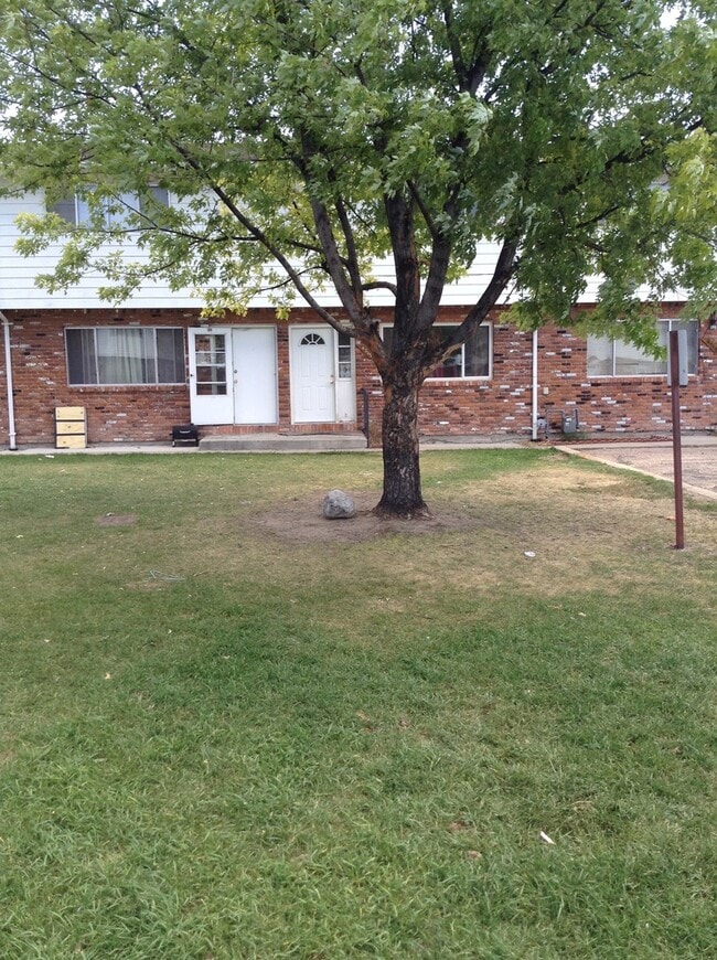 Building Photo - 3 BEDROOM, 1.5 BATHROOM BUFFALO RIDGE TOWNHOUSE