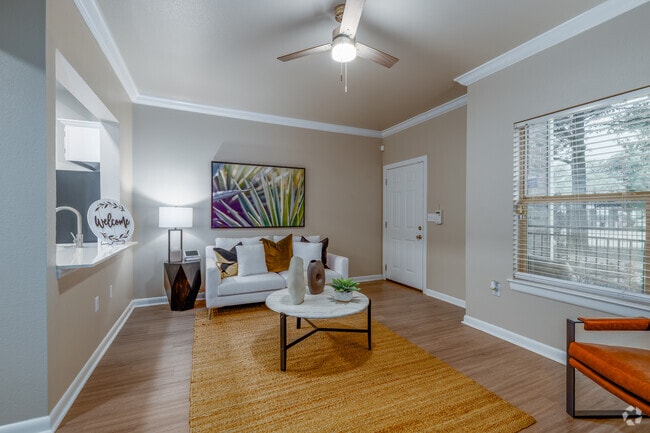 1BR, 1BA - 675SF - Living Room