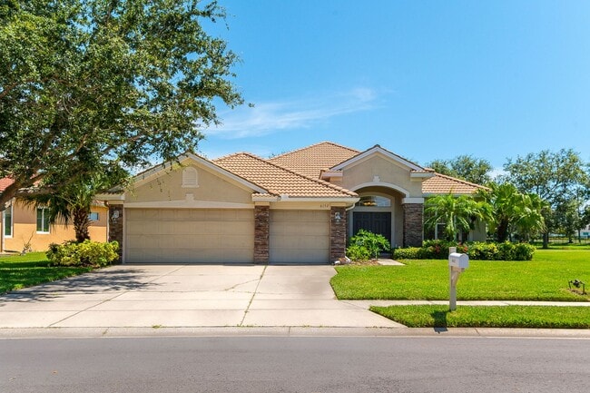 Building Photo - 4 Bed / 3 Bath Unfurnished Family Home wit...