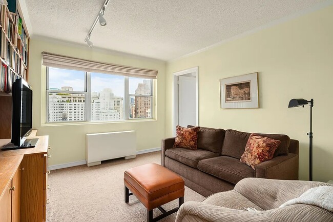 77 E 12th St Unit 4K