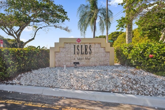 Building Photo - Remodeled 2 Bedroom / 2 Bathroom Condo with Lake View – Great Location Unit 1012