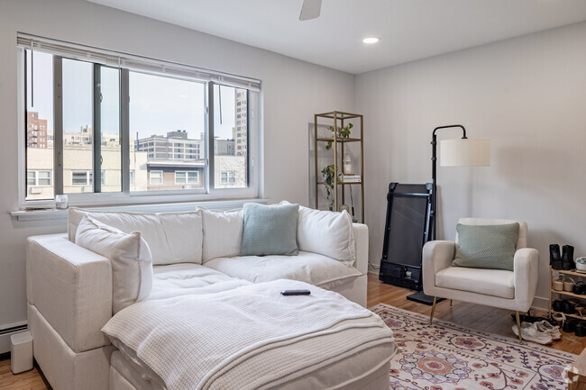 1BR, 1BA - 700SF - Living Room - 505 W Melrose Street