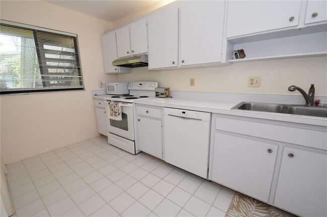 Building Photo - 1511 Pelican Point Dr Unit BA180 Rental