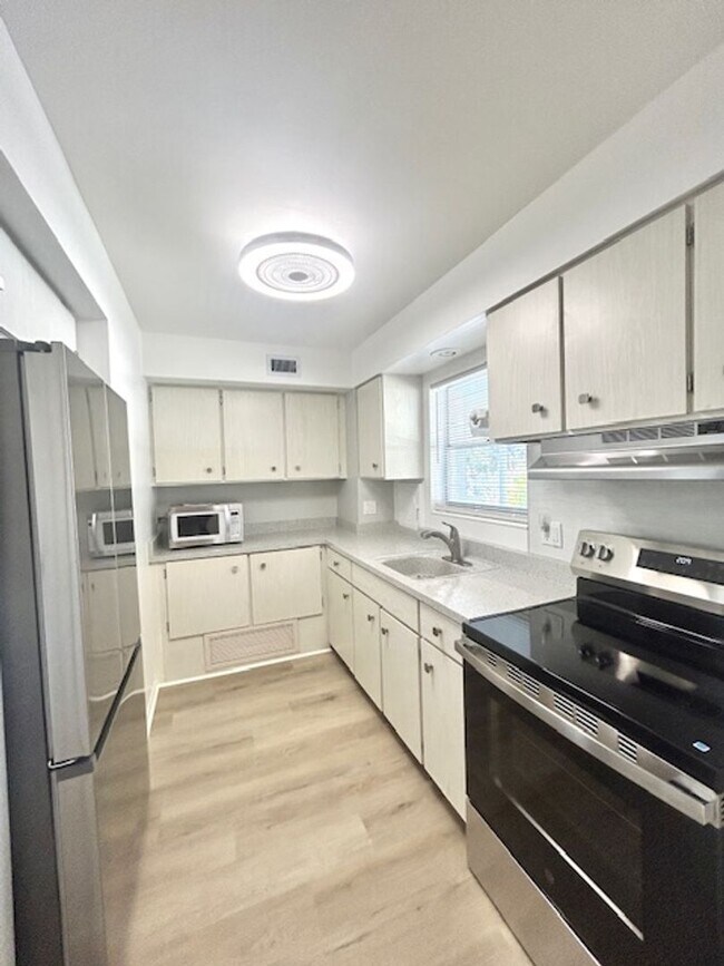 Photo - 55+Community - ANNUAL  1/1 GREAT LOCATION - UPDATED UNIT WITH COMMUNITY HEATED POOL!