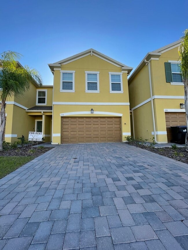 Building Photo - Large 3 Bedroom 2.5 Bedroom Townhome Located the gated Econ Trails