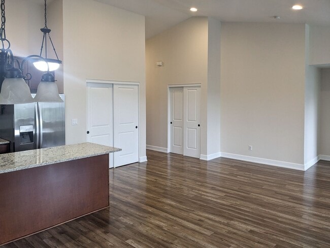 Photo - 565 NE Fern Ave