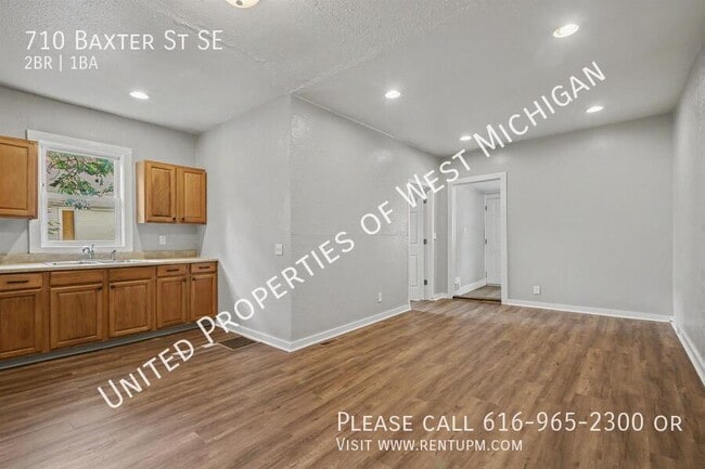 Photo - 710 Baxter St SE