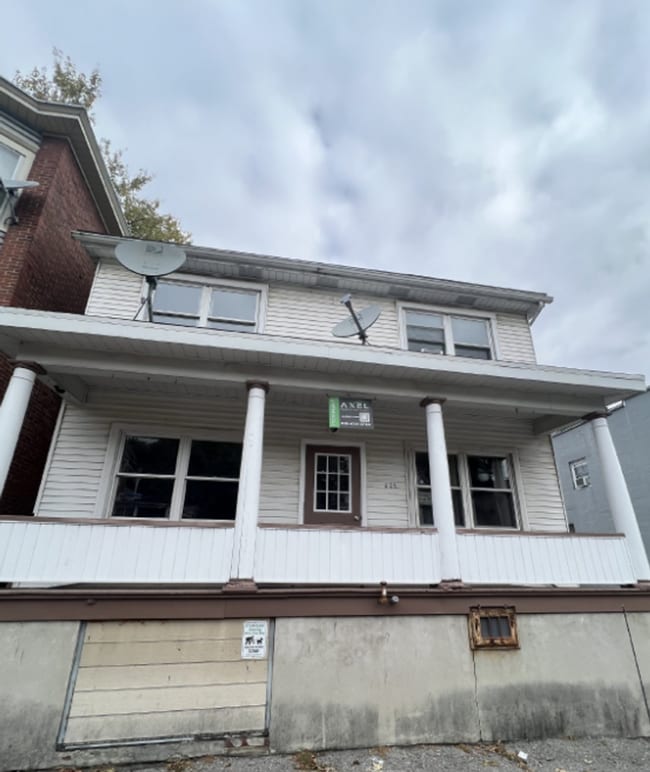 Building Photo - 321 W Broad St Unit 3 Rental