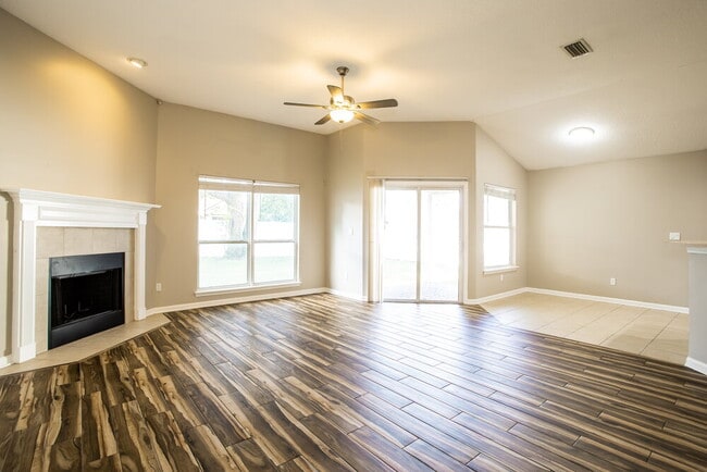 Photo - 906 Thoroughbred Dr