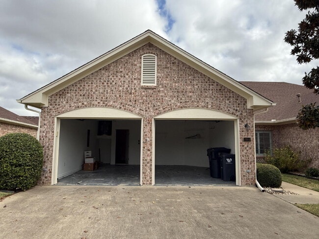 Photo - Modern Comfort Meets Cozy Living on Casual Cir!