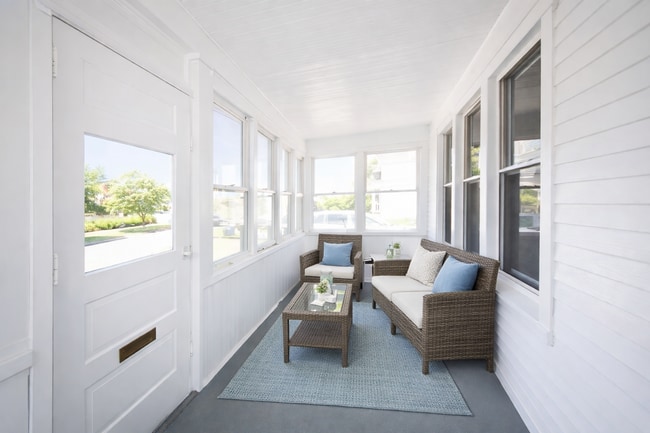 Photo - 322 Pierce St N