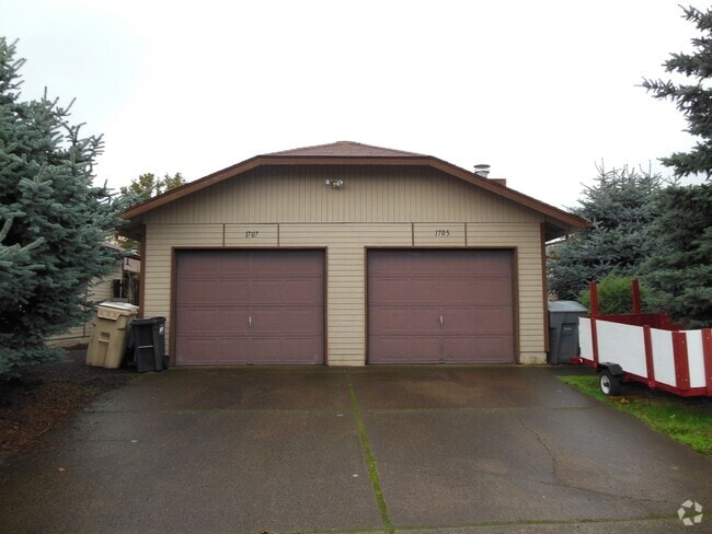 Building Photo - 2 Bedroom Duplex ~ Centrally Located Unit 1705 23rd Court SE Rental