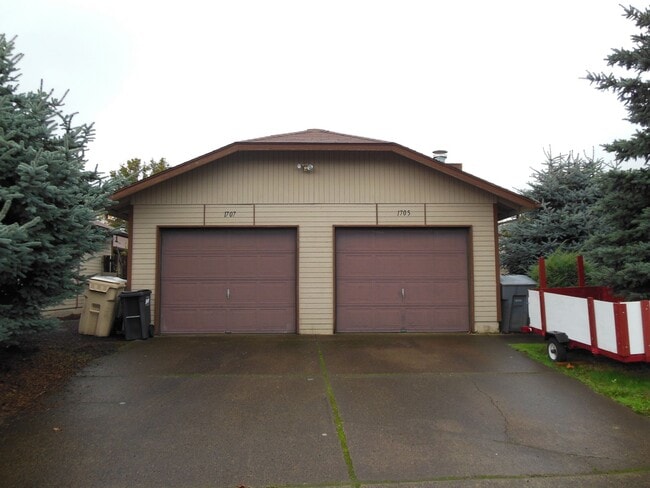 2 Bedroom Duplex ~ Centrally Located - 2 Bedroom Duplex ~ Centrally Located Apartment Unit 1705 23rd Court SE