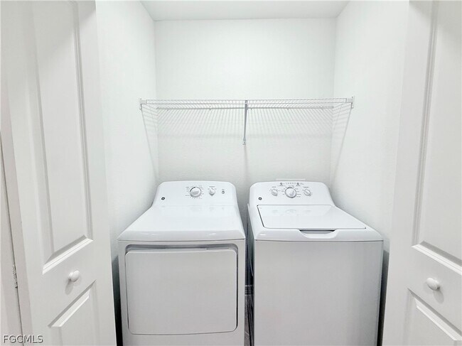 Building Photo - 15285 Grn Acrs Ave Unit 415