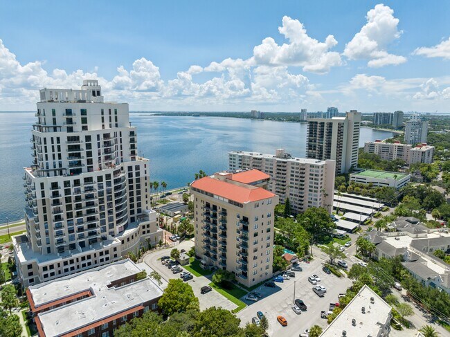 Fantastic location on Bayshore Blvd (Hyde Park) - 2109 Bayshore Blvd Condo Unit 909