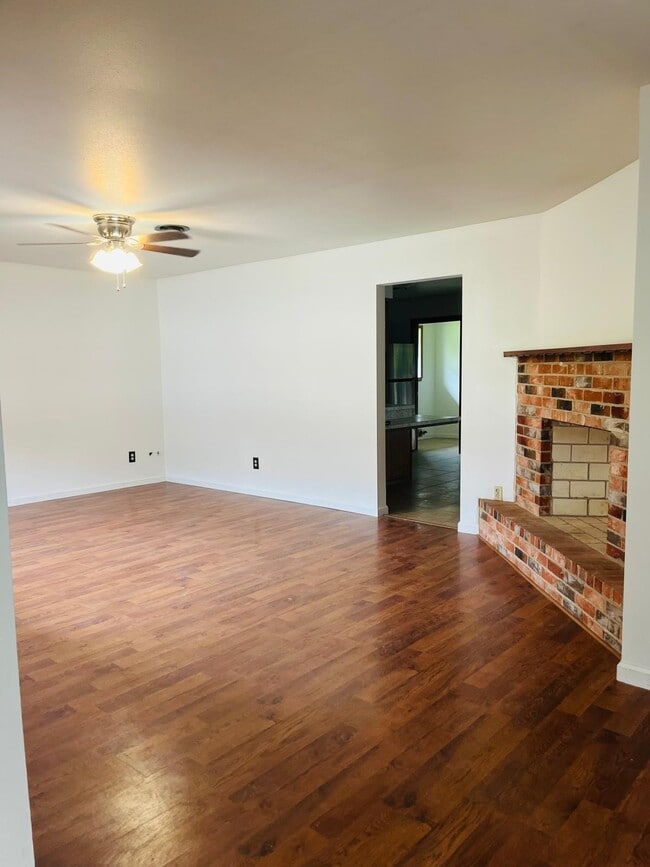 Photo - 121 Mary Ln